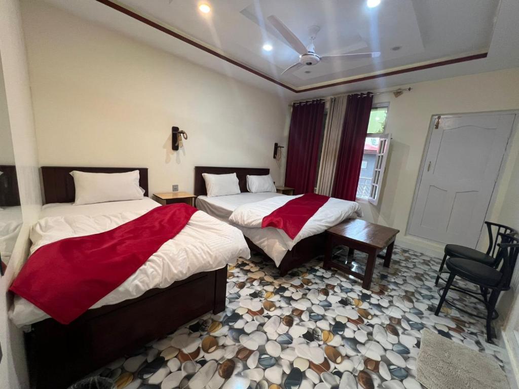 Postel nebo postele na pokoji v ubytování Skardu lucky palace hotel