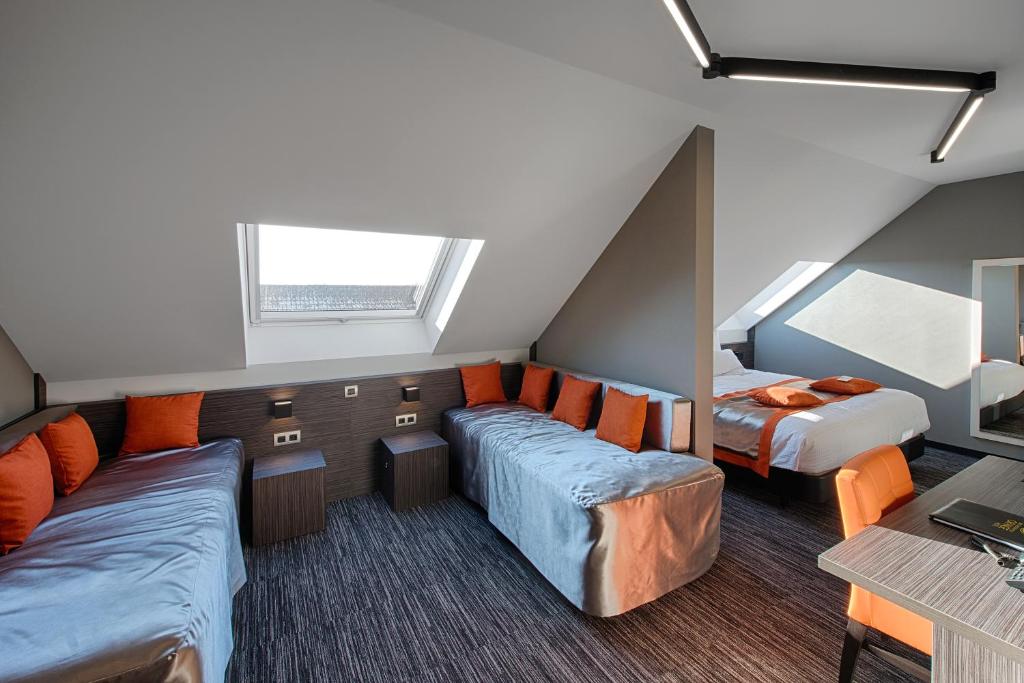 Ein Bett oder Betten in einem Zimmer der Unterkunft Orange Hotel La Louvière