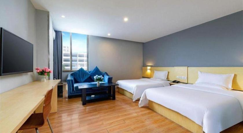 Postel nebo postele na pokoji v ubytování 7 Days Inn Foshan University Creative Industry Park