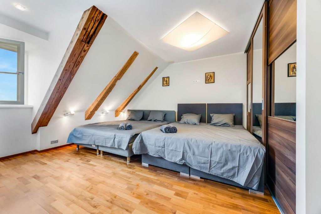 Ένα ή περισσότερα κρεβάτια σε δωμάτιο στο Stylish Old Town Apartment With Sauna