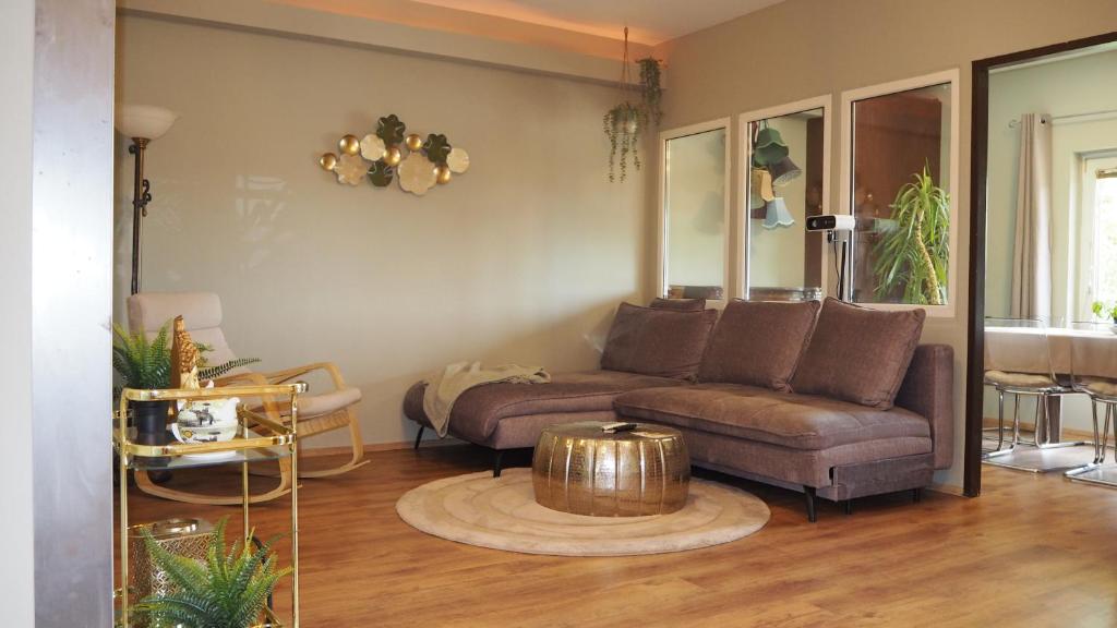 un salon avec un canapé et une table dans l'établissement Bohamian Dream, à Vienne