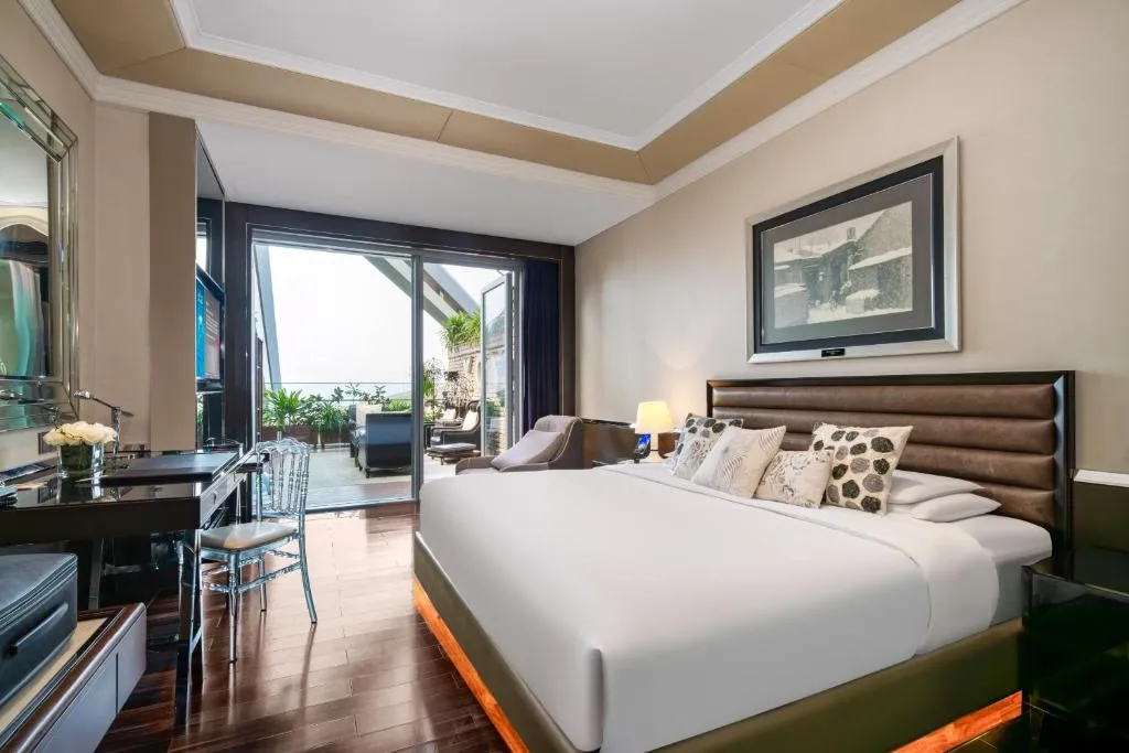 Deluxe King Room with Terrace inclusive largest Salvador Dali collection