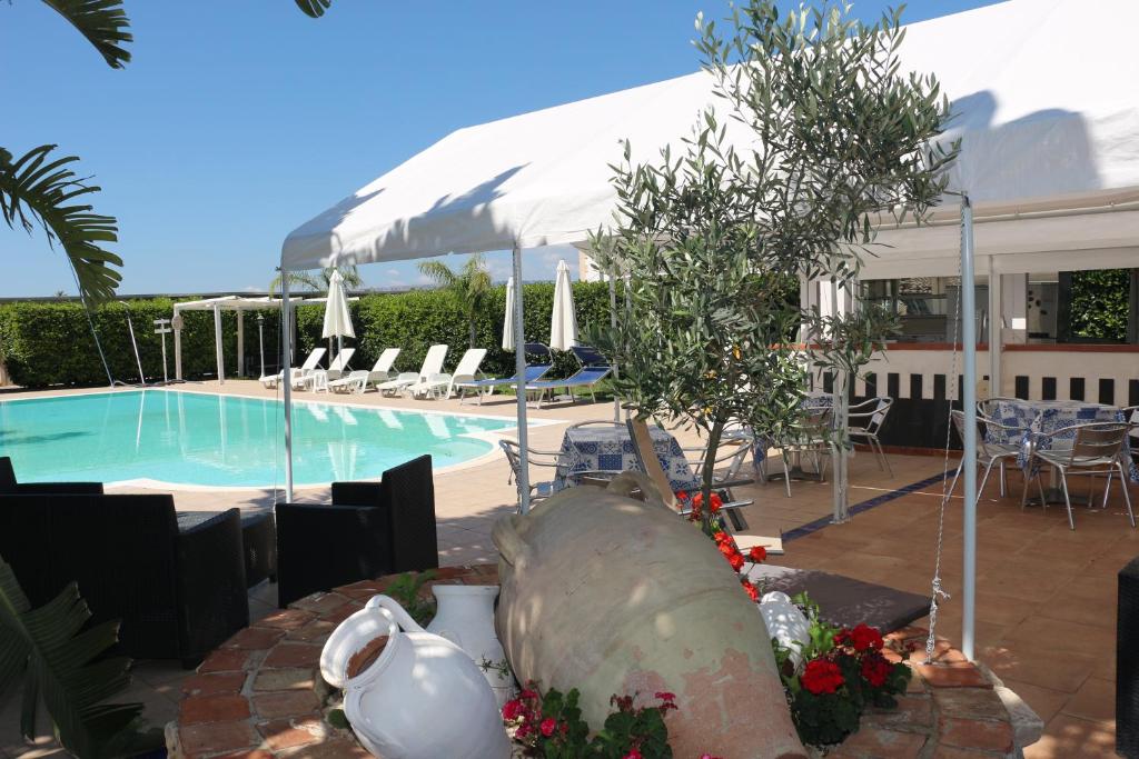 Bazén v ubytování Aranceto Hotel nebo v jeho okolí