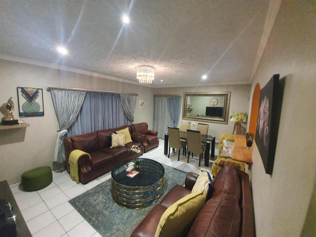 Ruang duduk di Uvongo Coastal Comfort