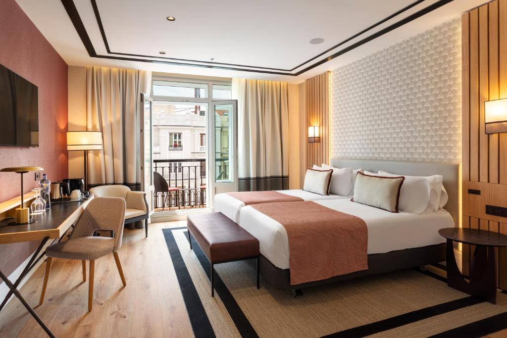 Una cama o camas en una habitación de Catalonia Plaza España Hotel & Spa