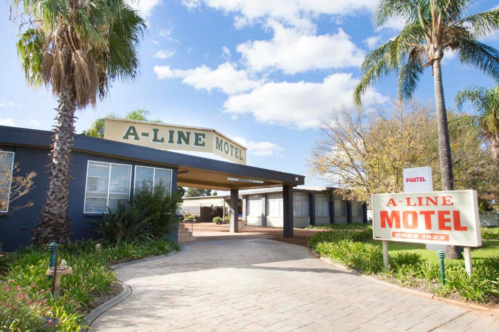 Un motel en línea con un cartel delante en A Line Motel, en Griffith