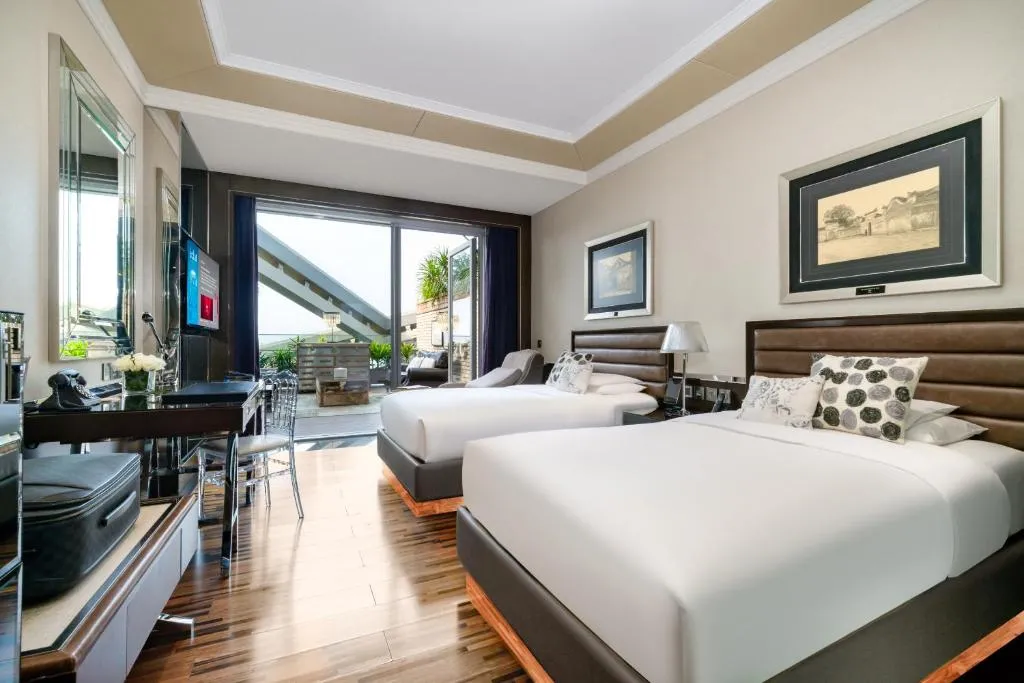 Deluxe Twin Room with Terrace inclusive largest Salvador Dali collection