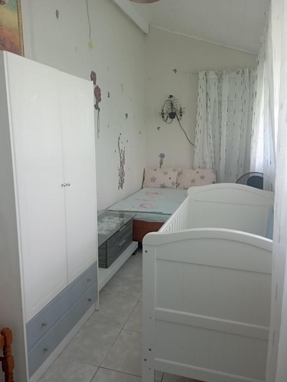 Łóżko lub łóżka w pokoju w obiekcie райский уголок