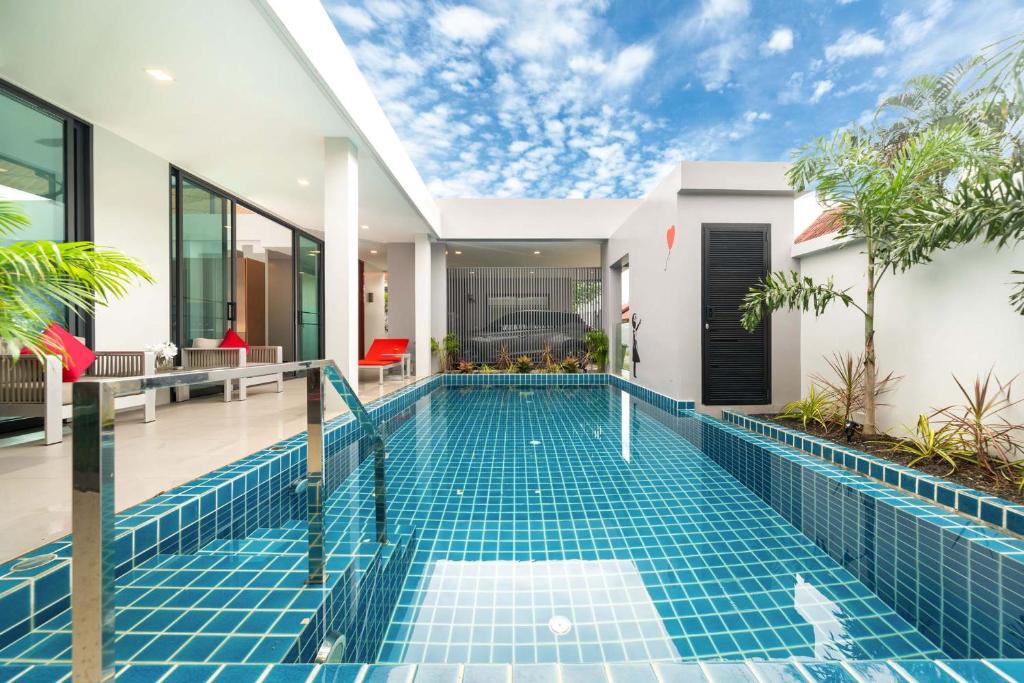 Ban Saiyuan (1)にあるUnique Style & Comfort, 2BR Pool Villa DannyLys, near Nai Harnのヴィラ内のスイミングプール