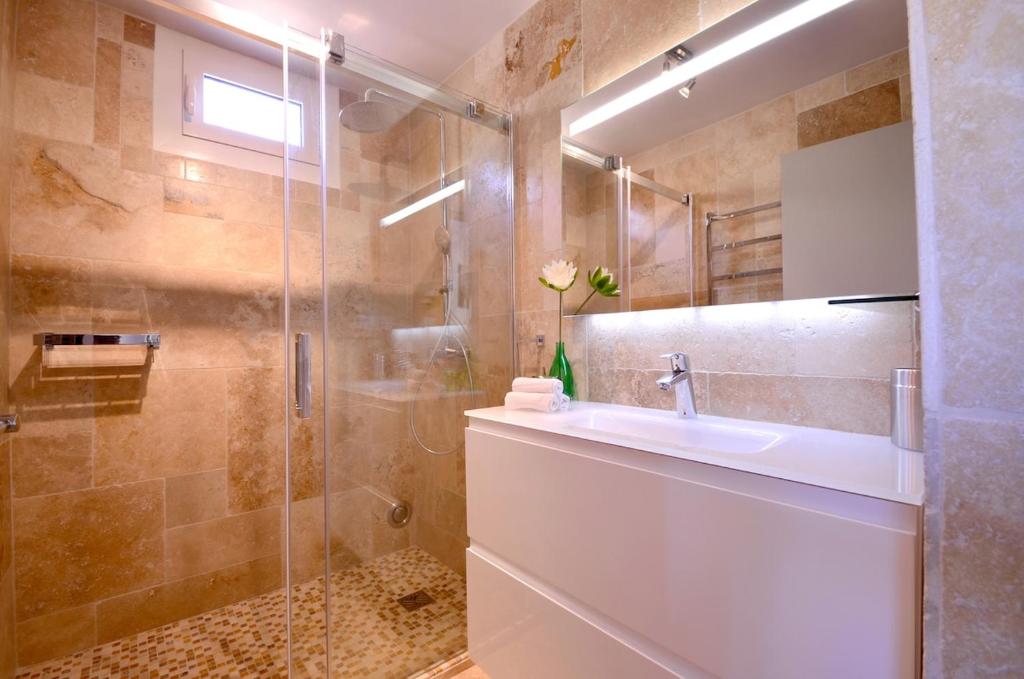 une salle de bain avec un lavabo et une douche dans l'établissement Maison centre ville Saint Florent, à Saint-Florent