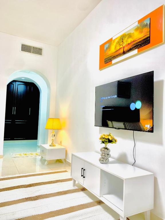 un soggiorno con TV a parete di Chill Zone a Abu Dhabi