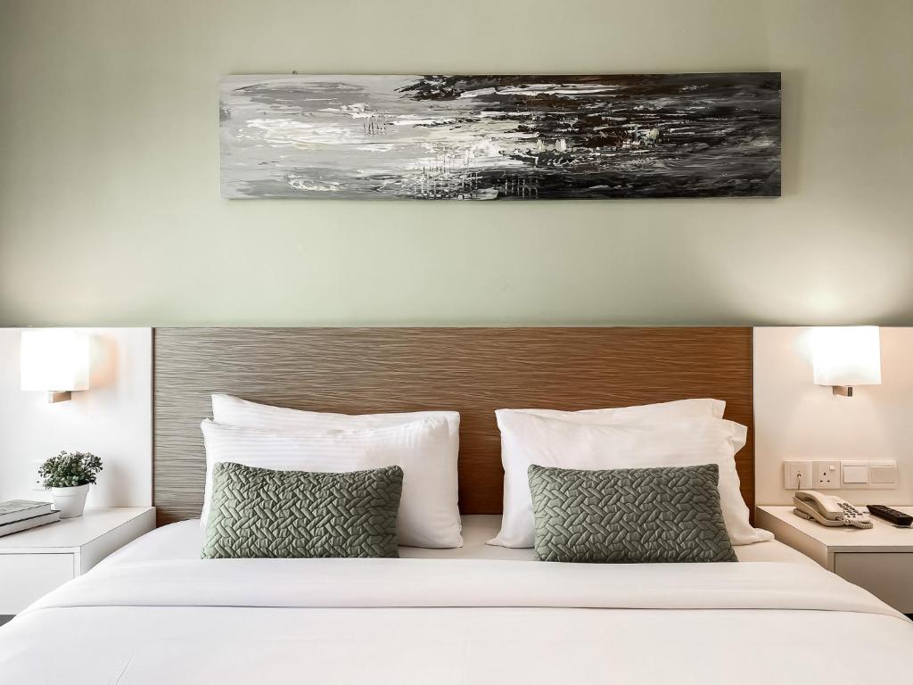 Postel nebo postele na pokoji v ubytování Amansari Hotel Desaru