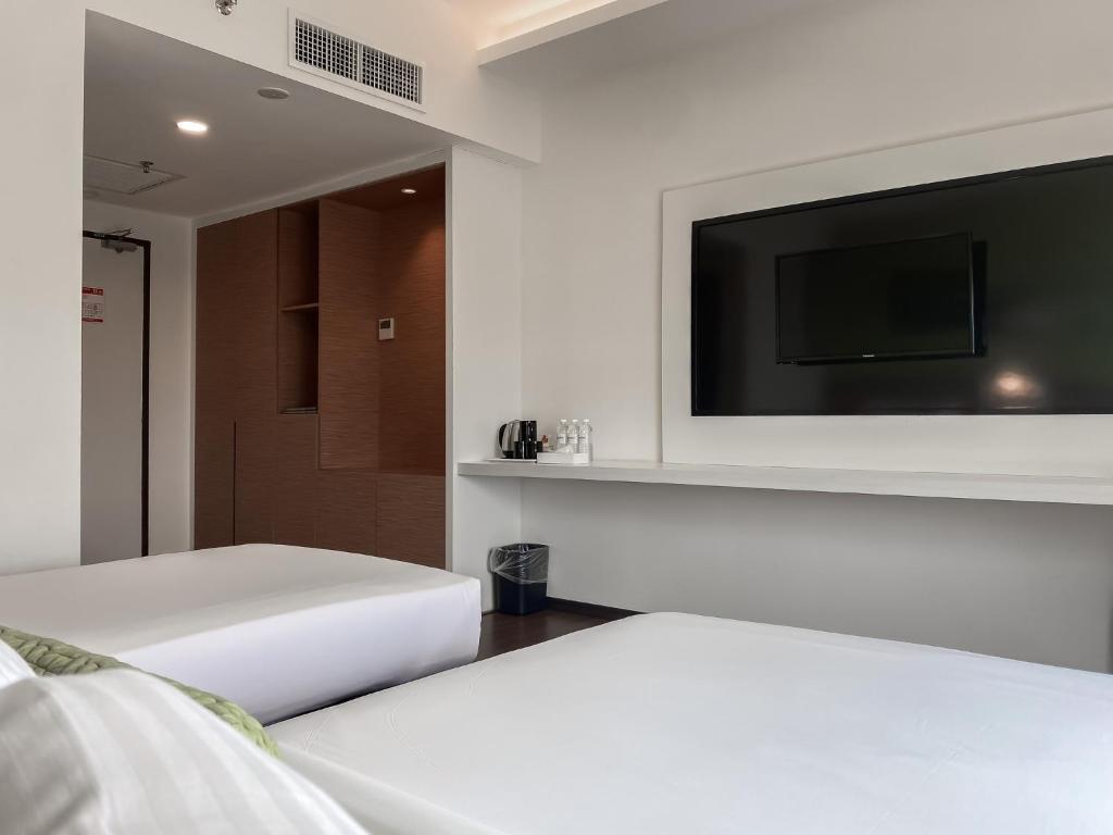 Postel nebo postele na pokoji v ubytování Amansari Hotel Desaru