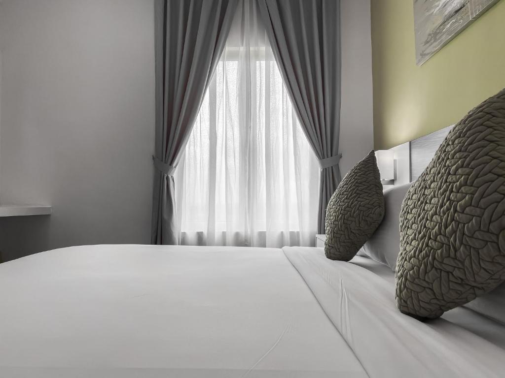 Postel nebo postele na pokoji v ubytování Amansari Hotel Desaru