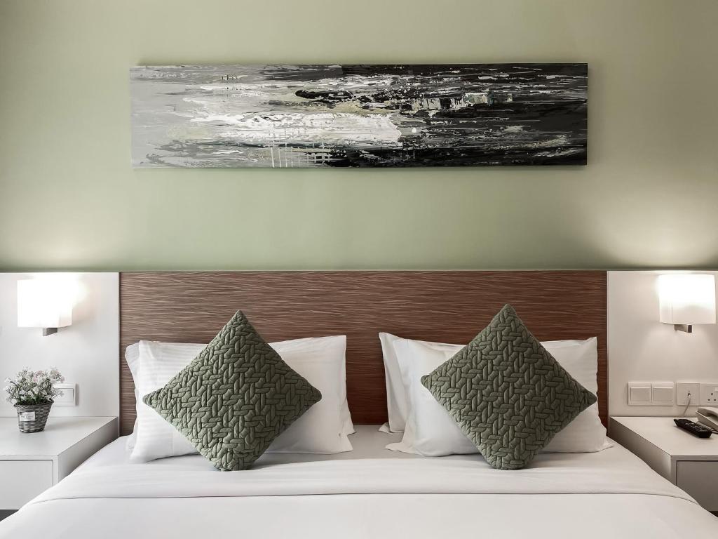 Postel nebo postele na pokoji v ubytování Amansari Hotel Desaru