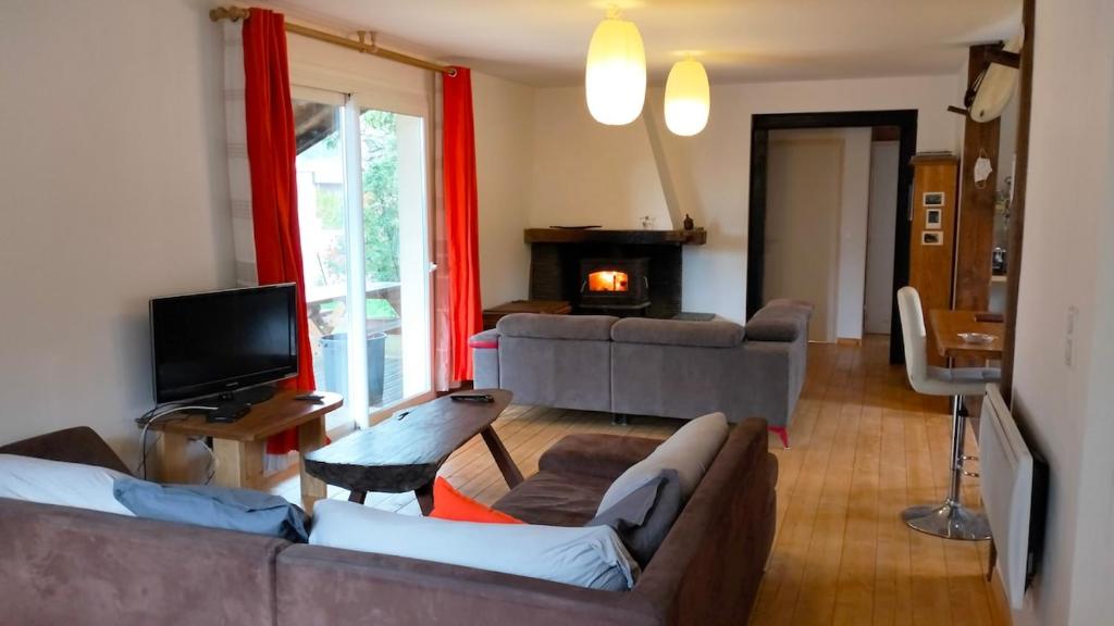 un salon avec deux canapés et une cheminée dans l'établissement Maison 3 chambres, à Azur