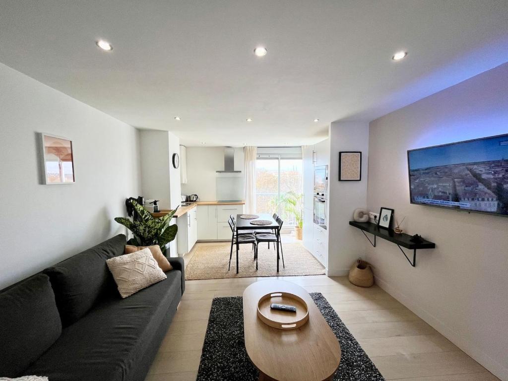 un salon avec un canapé et une table dans l'établissement Charmant Appartement T2 à deux pas de la Mer, au Cap d'Agde