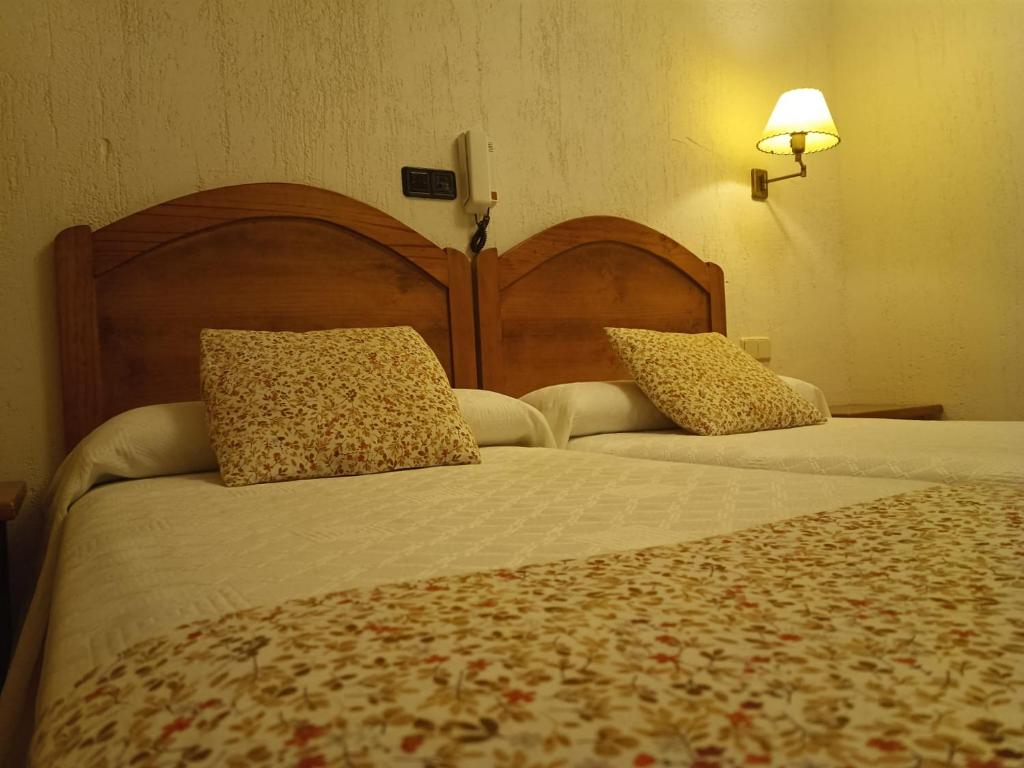 Postel nebo postele na pokoji v ubytování hostal Decerca Prádena