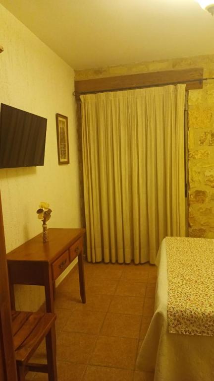 TV a/nebo společenská místnost v ubytování hostal Decerca Prádena