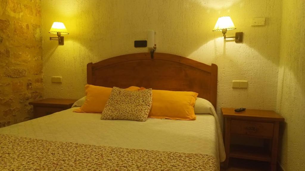 Postel nebo postele na pokoji v ubytování hostal Decerca Prádena