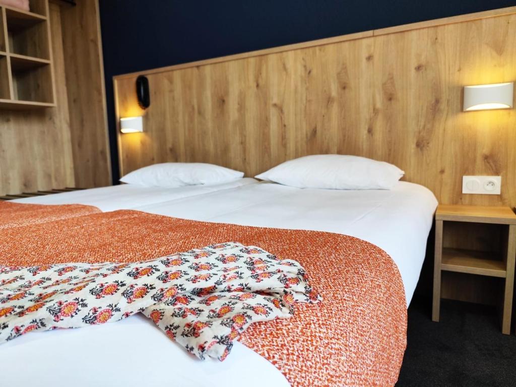 Postel nebo postele na pokoji v ubytování Hôtel Hélianthe