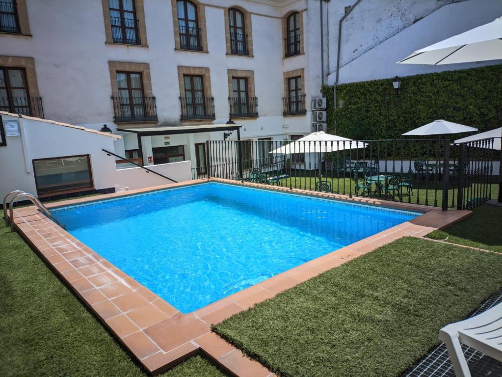 Bazén v ubytování Hotel Rosaleda Don Pedro nebo v jeho okolí