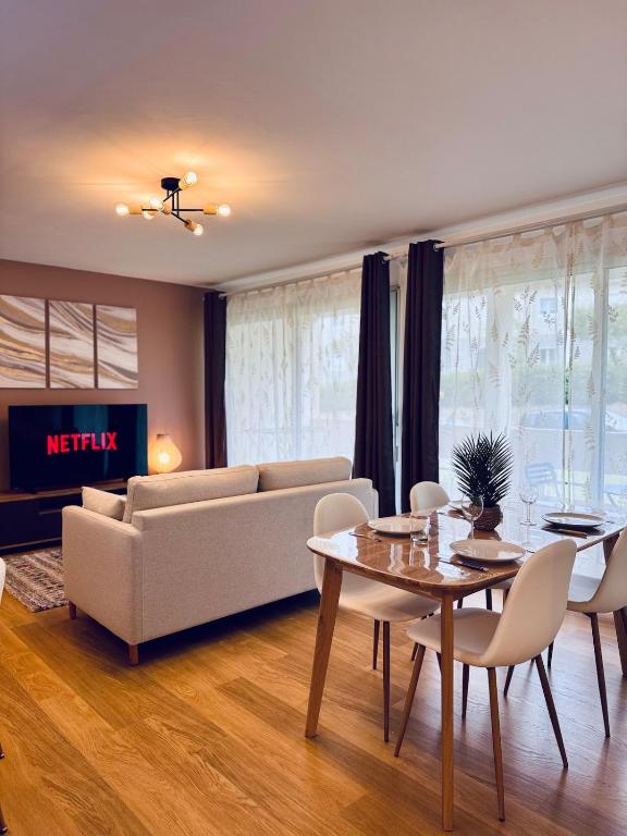 un salon avec un canapé et une table dans l'établissement Refuge moderne à Quimper avec lit King Size, à Quimper