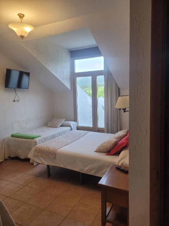 Postel nebo postele na pokoji v ubytování hostal Decerca Prádena