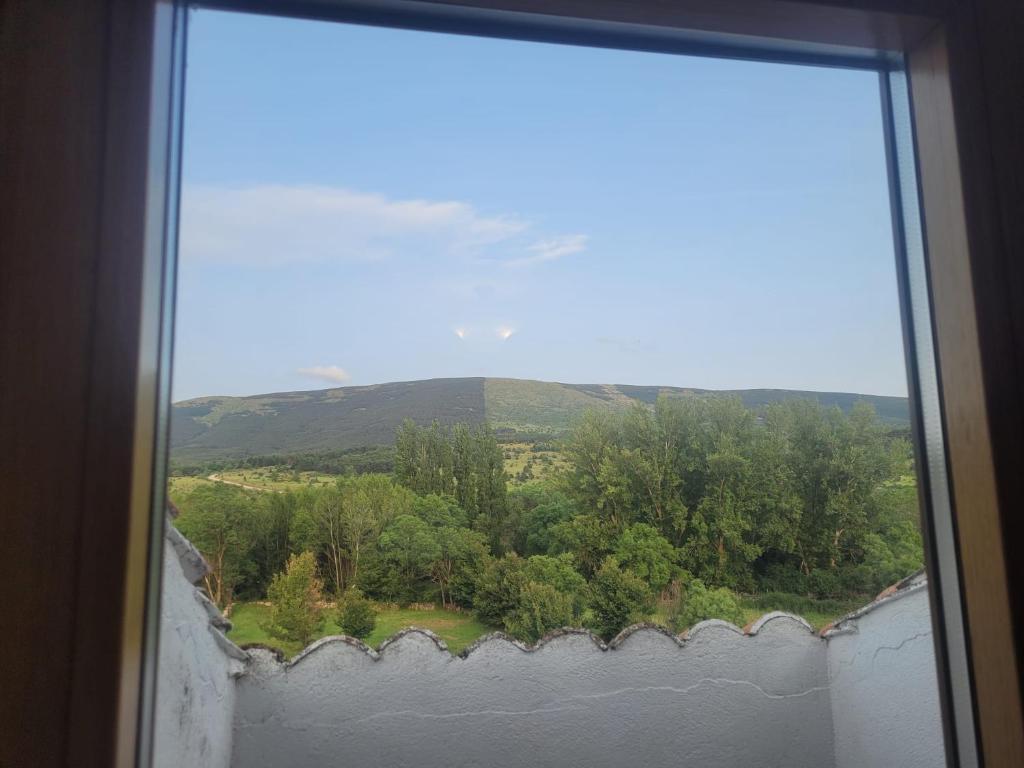 Nespecifikovaný výhled na hory nebo výhled na hory při pohledu z hotelu