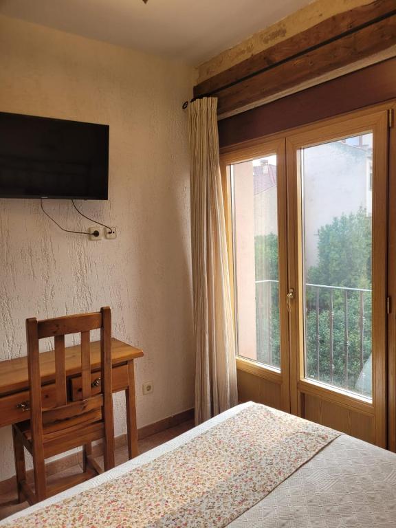 Postel nebo postele na pokoji v ubytování hostal Decerca Prádena