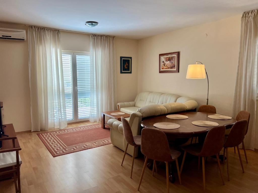 een woonkamer met een tafel en een bank bij Pelješka OREBIĆ in Orebić