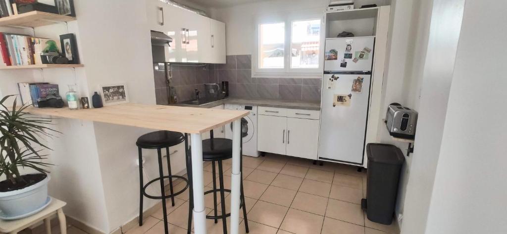 Il comprend une cuisine équipée d'un comptoir et d'un réfrigérateur blanc. dans l'établissement Antibes Azure Retreat, à Antibes