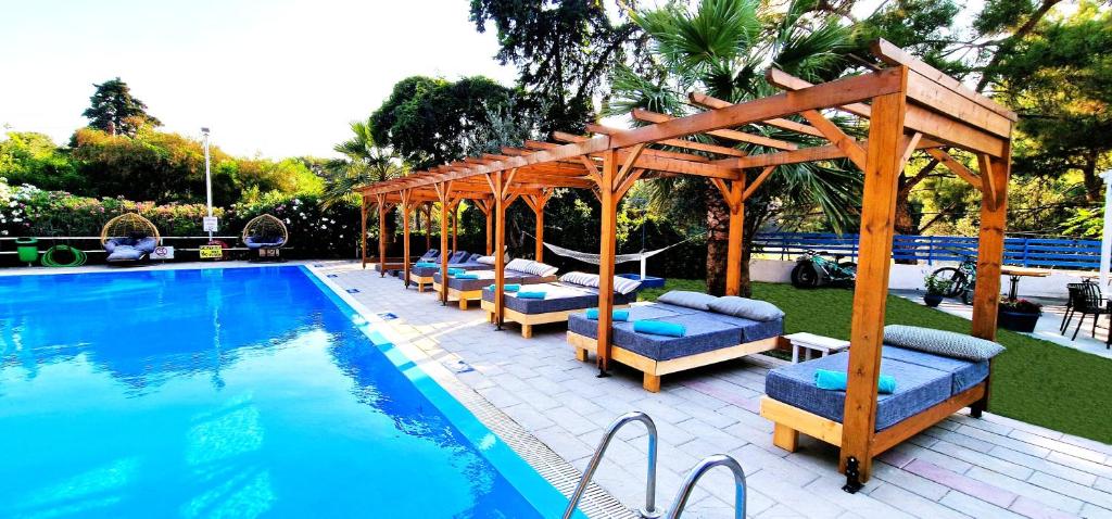Bazén v ubytování Trees Art Hotel & Suites nebo v jeho okolí