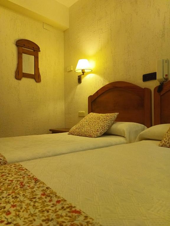 Postel nebo postele na pokoji v ubytování hostal Decerca Prádena
