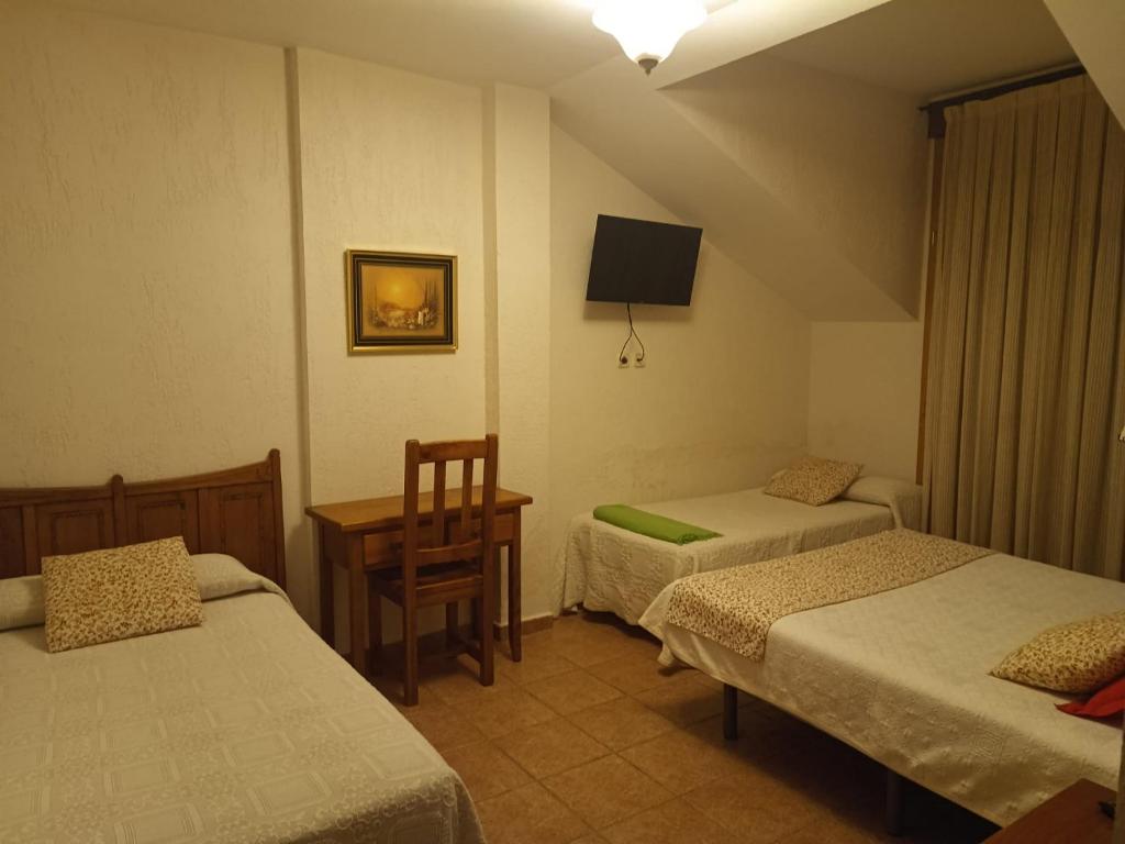 Postel nebo postele na pokoji v ubytování hostal Decerca Prádena