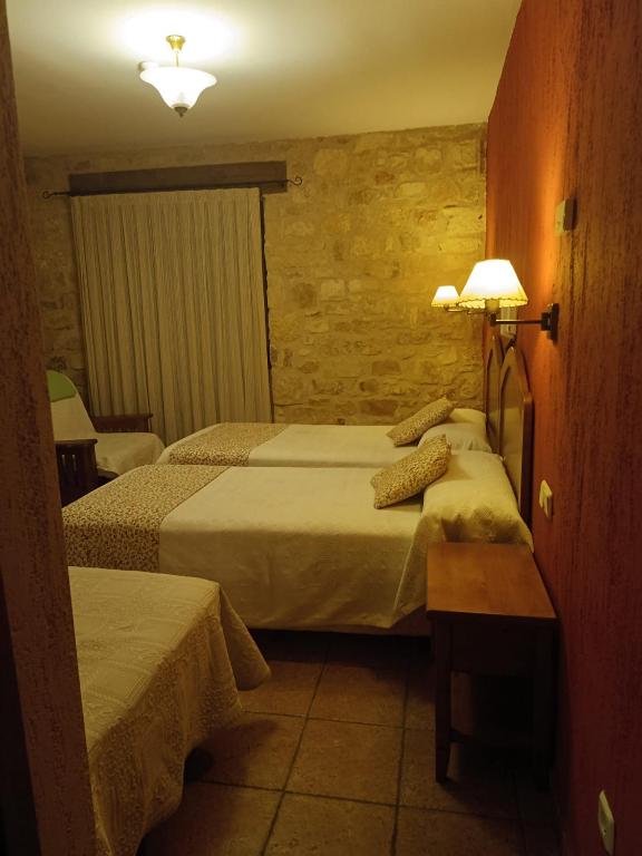 Postel nebo postele na pokoji v ubytování hostal Decerca Prádena