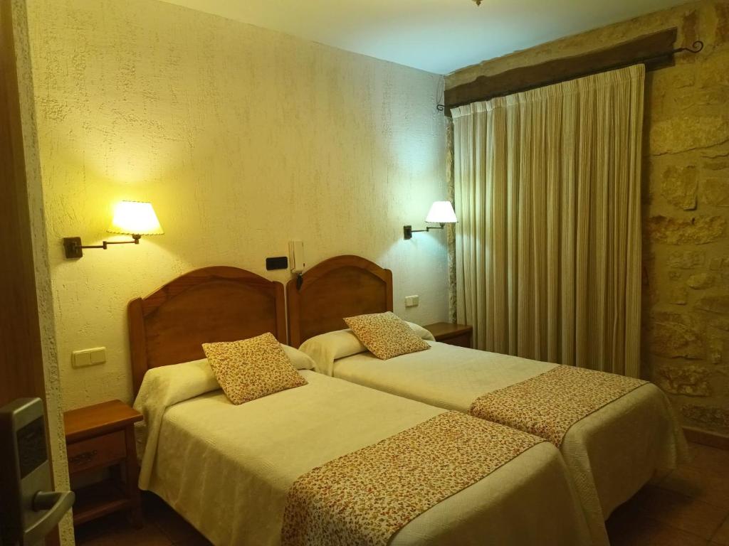 Postel nebo postele na pokoji v ubytování hostal Decerca Prádena
