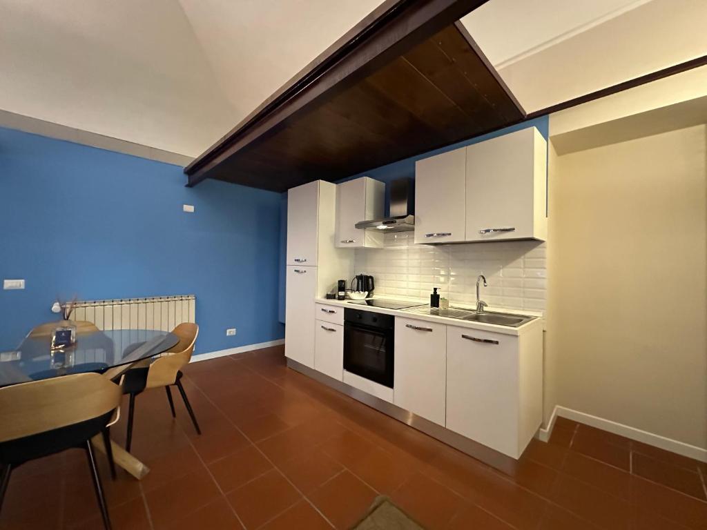 Kuchnia lub aneks kuchenny w obiekcie Center One by Cinelli Apartment