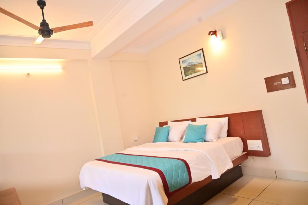 Postel nebo postele na pokoji v ubytování GVK Holiday Inn