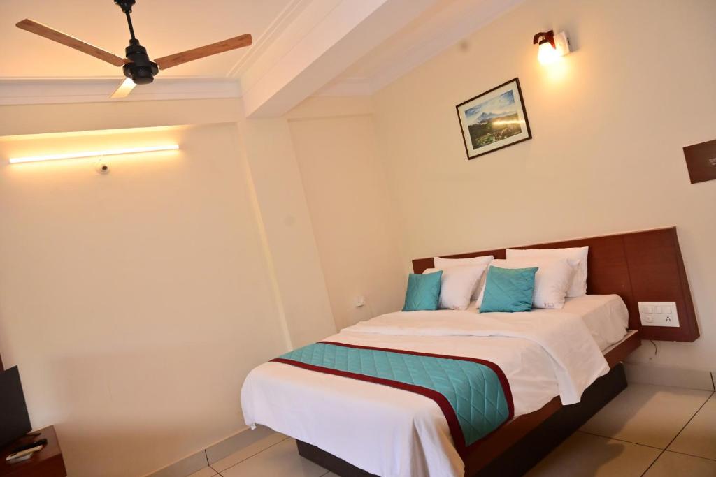 Postel nebo postele na pokoji v ubytování GVK Holiday Inn