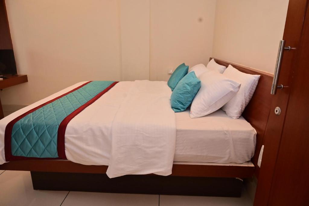 Postel nebo postele na pokoji v ubytování GVK Holiday Inn