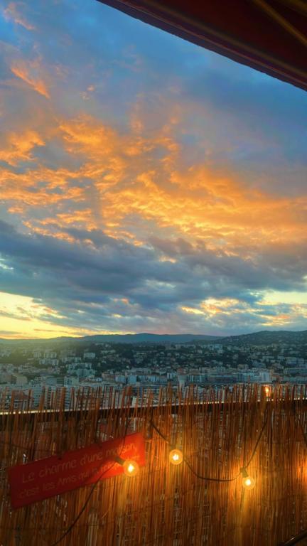 - une vue sur la ville au coucher du soleil avec les lumières de la rue dans l'établissement Paradis su Terre, à Nice