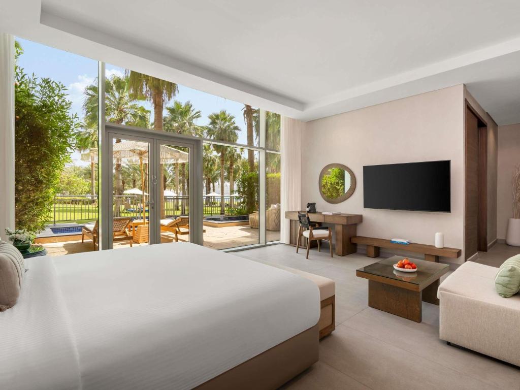 Ein Bett oder Betten in einem Zimmer der Unterkunft Rixos The Palm Hotel &amp; Suites - Ultra All Inclusive