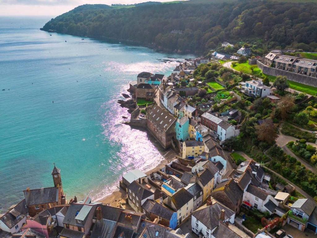 een luchtfoto van een stad aan de oceaan bij Finest Retreats - Blue Monkey in Cawsand