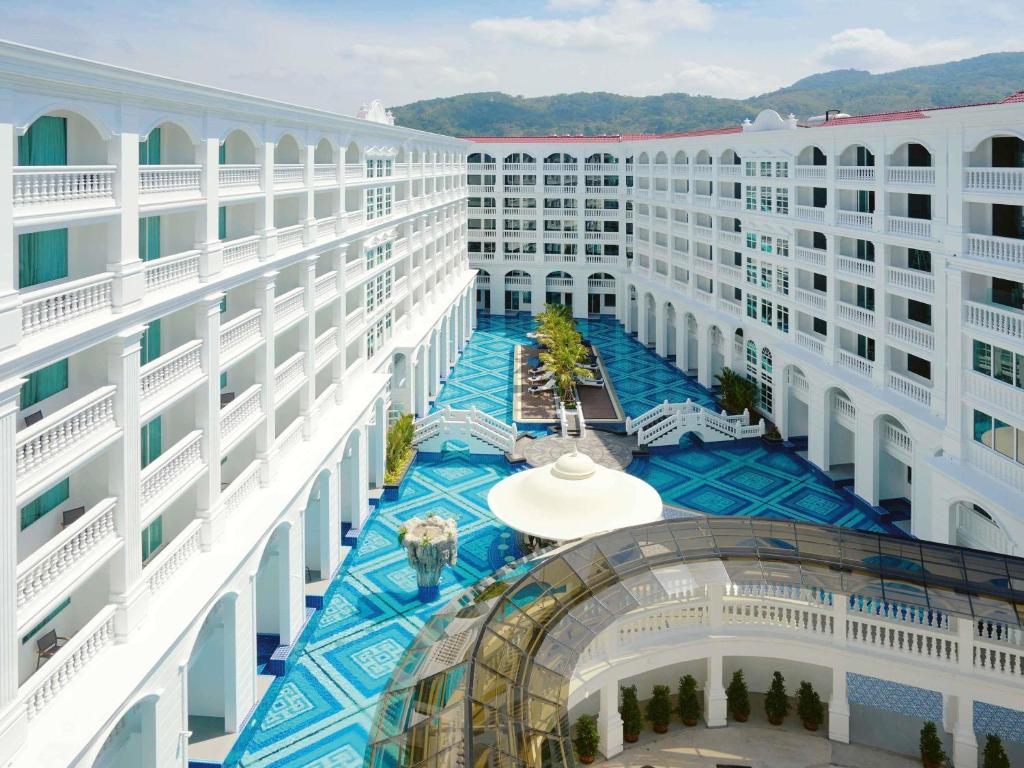 Bazén v ubytování Mövenpick Myth Hotel Patong Phuket nebo v jeho okolí