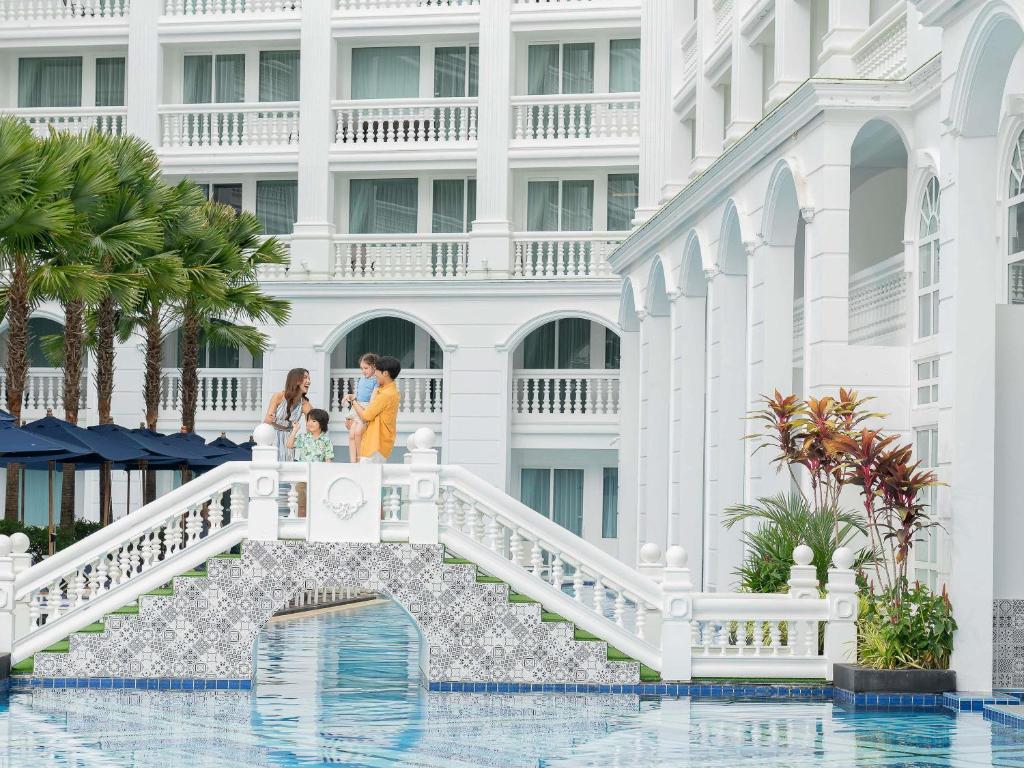 Bazén v ubytování Mövenpick Myth Hotel Patong Phuket nebo v jeho okolí