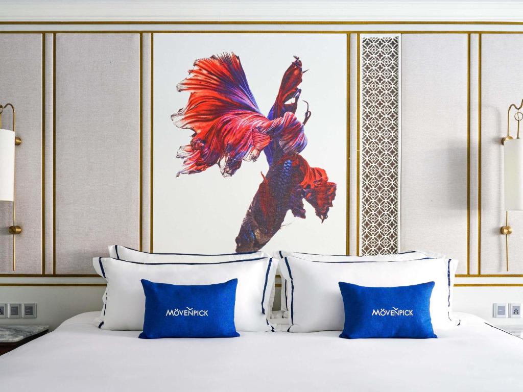 Postel nebo postele na pokoji v ubytování Mövenpick Myth Hotel Patong Phuket