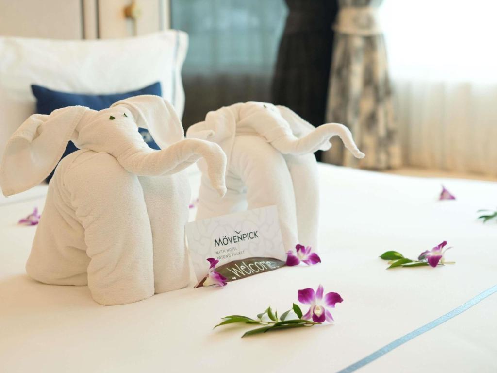 Postel nebo postele na pokoji v ubytování Mövenpick Myth Hotel Patong Phuket
