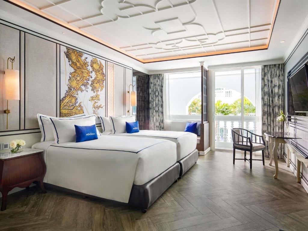 Postel nebo postele na pokoji v ubytování Mövenpick Myth Hotel Patong Phuket