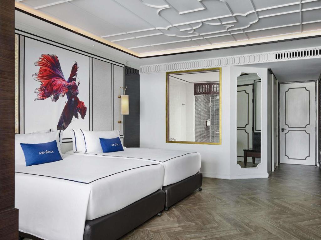 Postel nebo postele na pokoji v ubytování Mövenpick Myth Hotel Patong Phuket